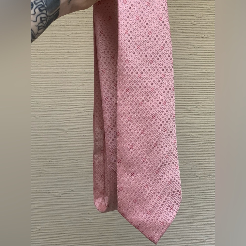 LOUIS VITTON pink tie with decal/monogram